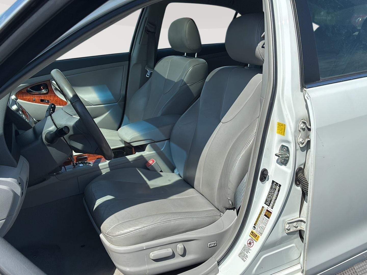 Used 2011 Super White Toyota XLE image 3