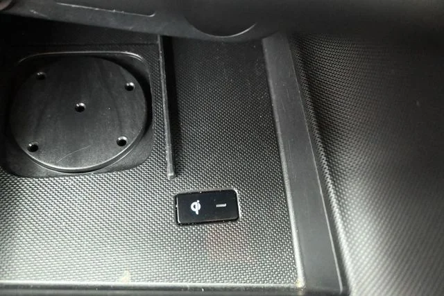 Used 2025 White Hyundai SEL Convenience image 34