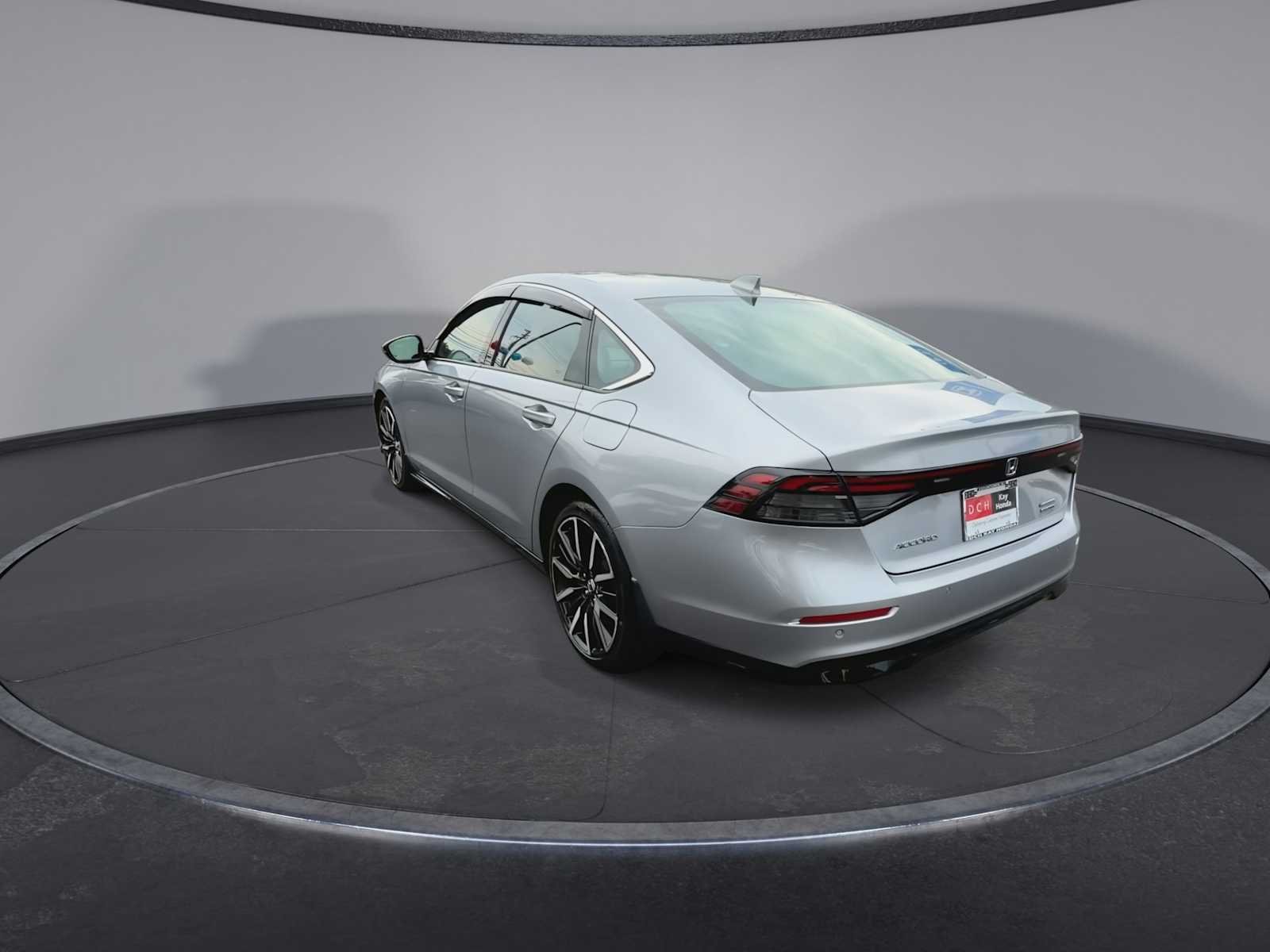 Used 2023 Lunar Silver Metallic Honda Touring image 6