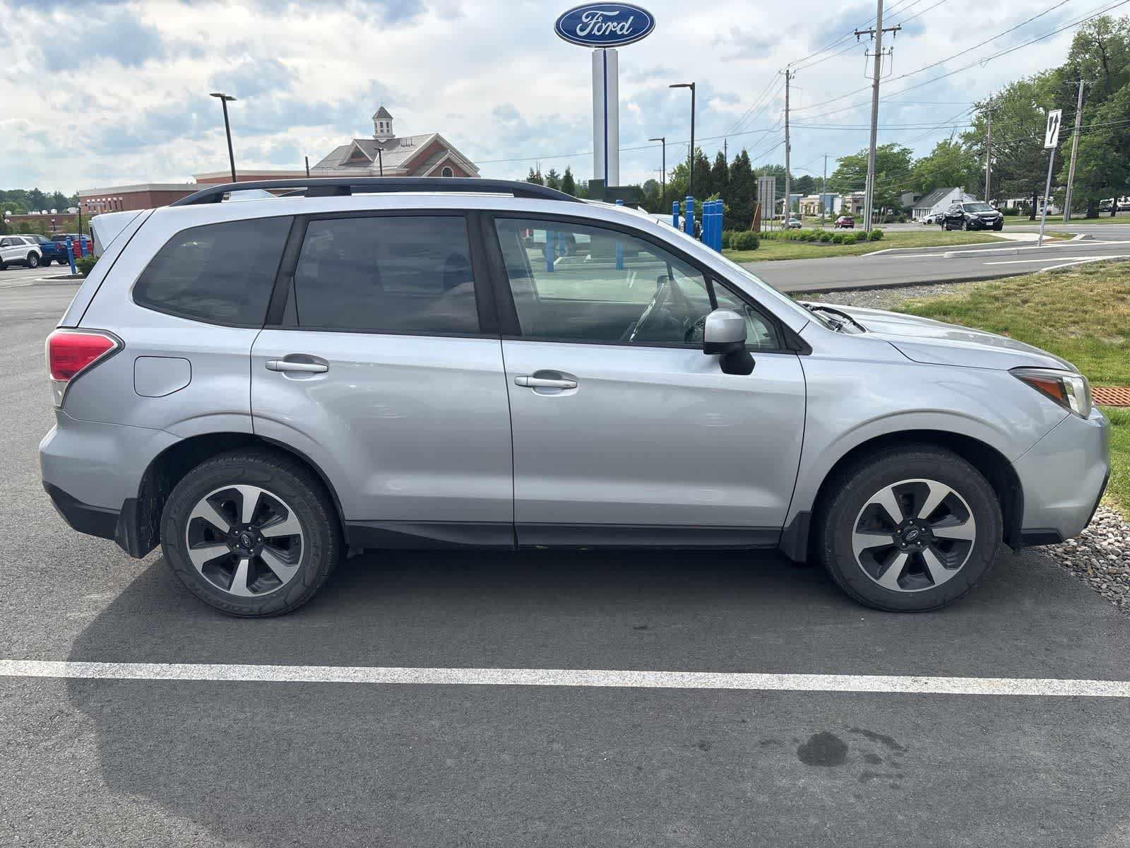 Used 2017 Ice Silver Metallic Subaru Premium image 5