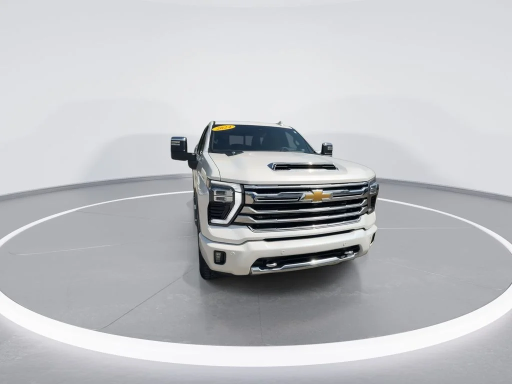 Used 2024 Beige Chevrolet High Country image 3