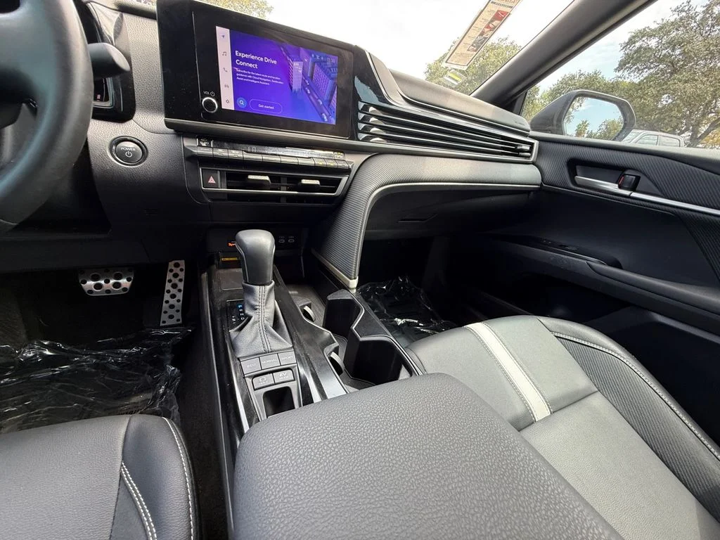 Used 2025  Toyota SE image 15