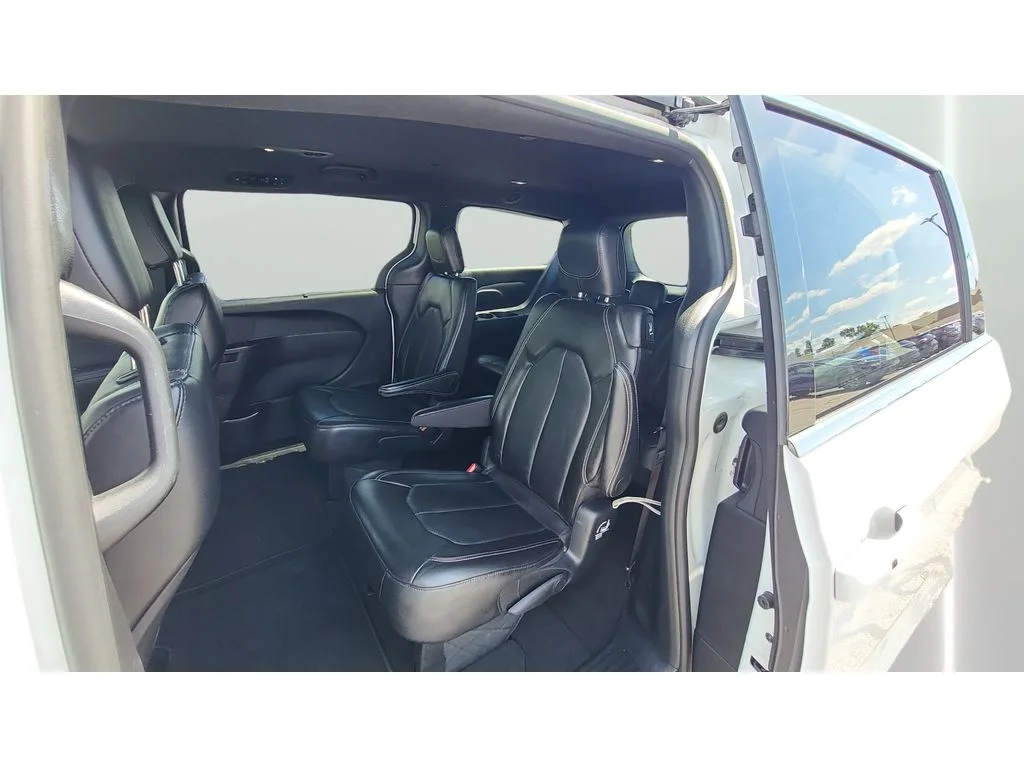 Used 2025 Bright White Clearcoat Chrysler Select image 23