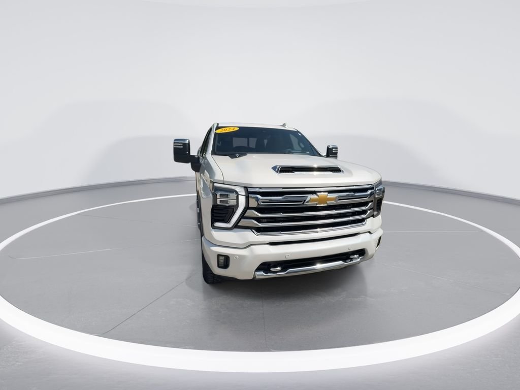Used 2024 Beige Chevrolet High Country image 3