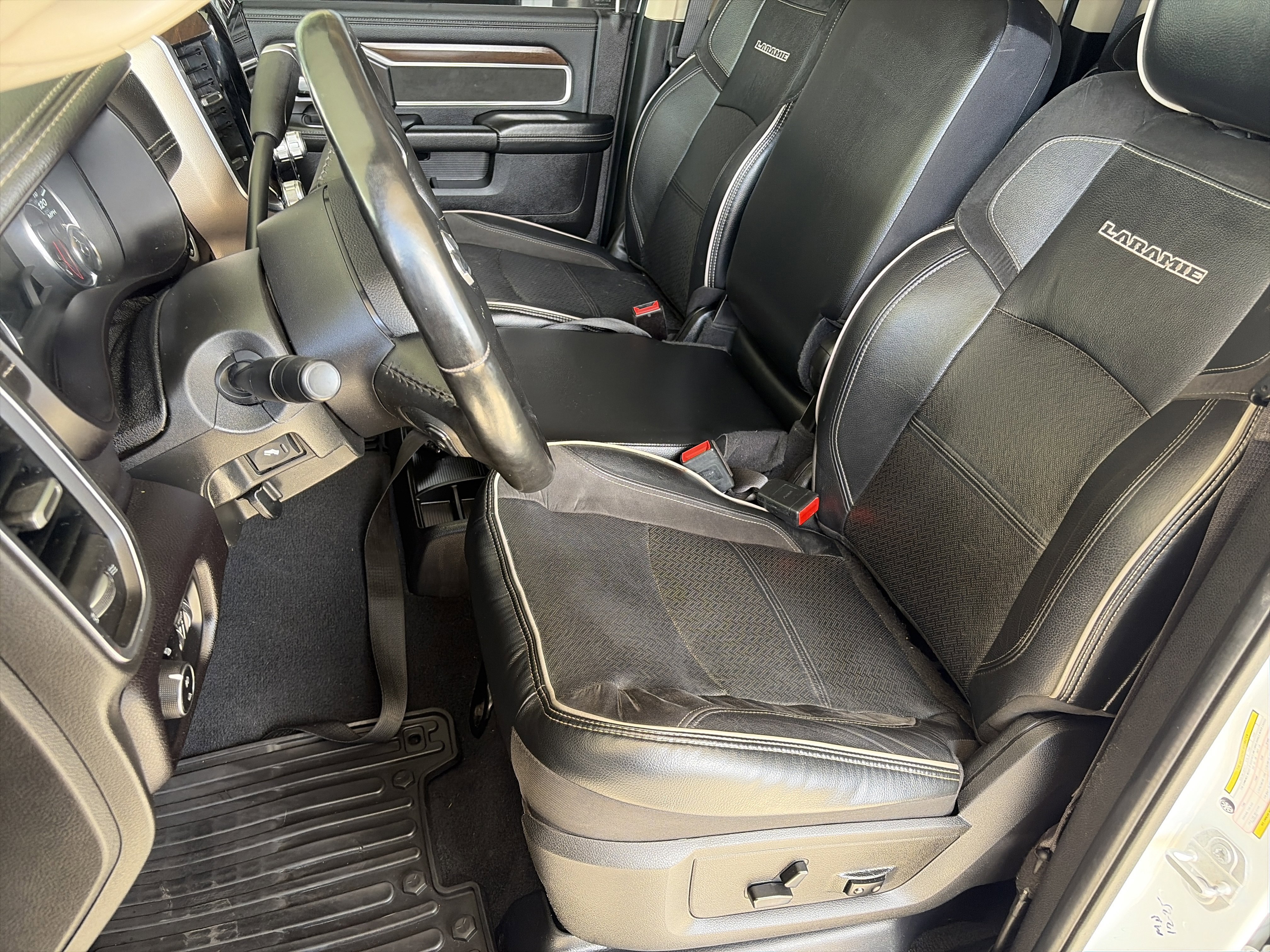 Used 2022 White Ram Laramie image 7
