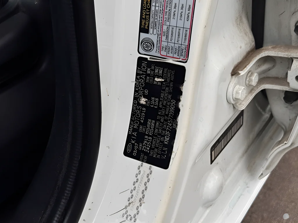Used 2007 White Kia LX image 25