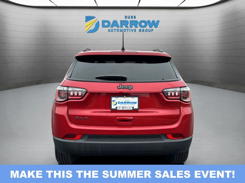 New 2026 Red Hot Pearl-Coat Exterior Paint Jeep Latitude image 4