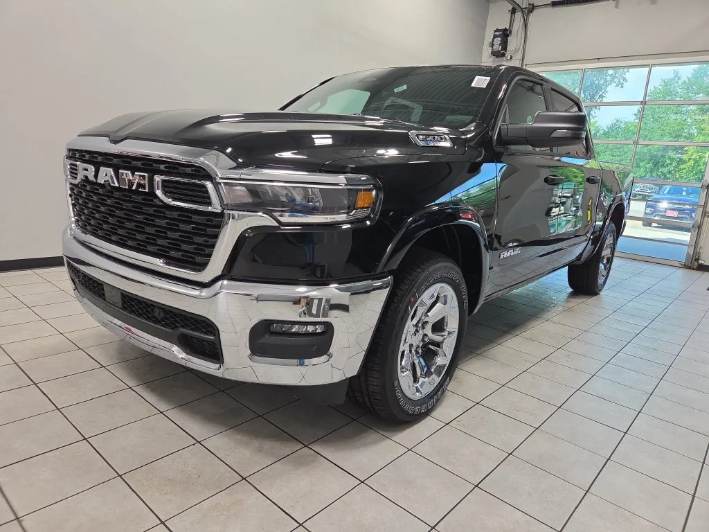 New 2026 Diamond Black Crystal Pearl-Coat Exterior Paint RAM Big Horn/Lone Star image 3