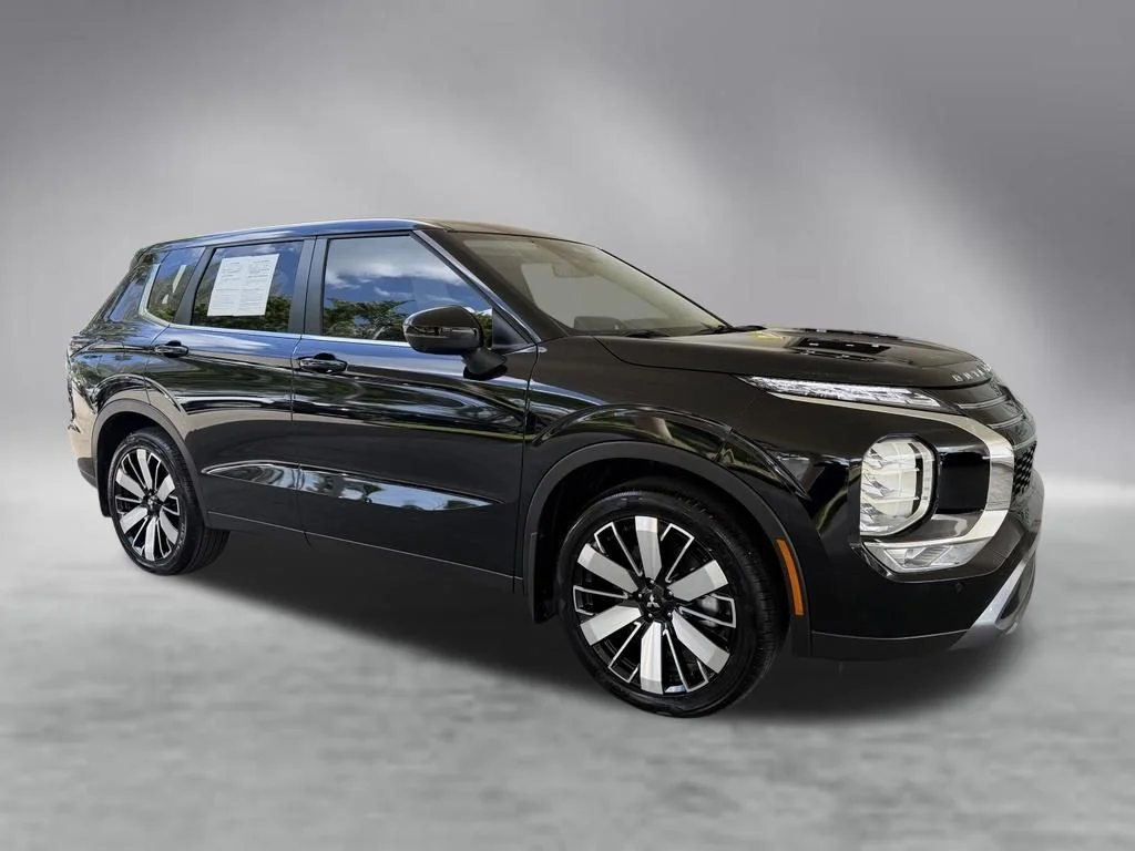 Used 2025 Black Mitsubishi SE image 2