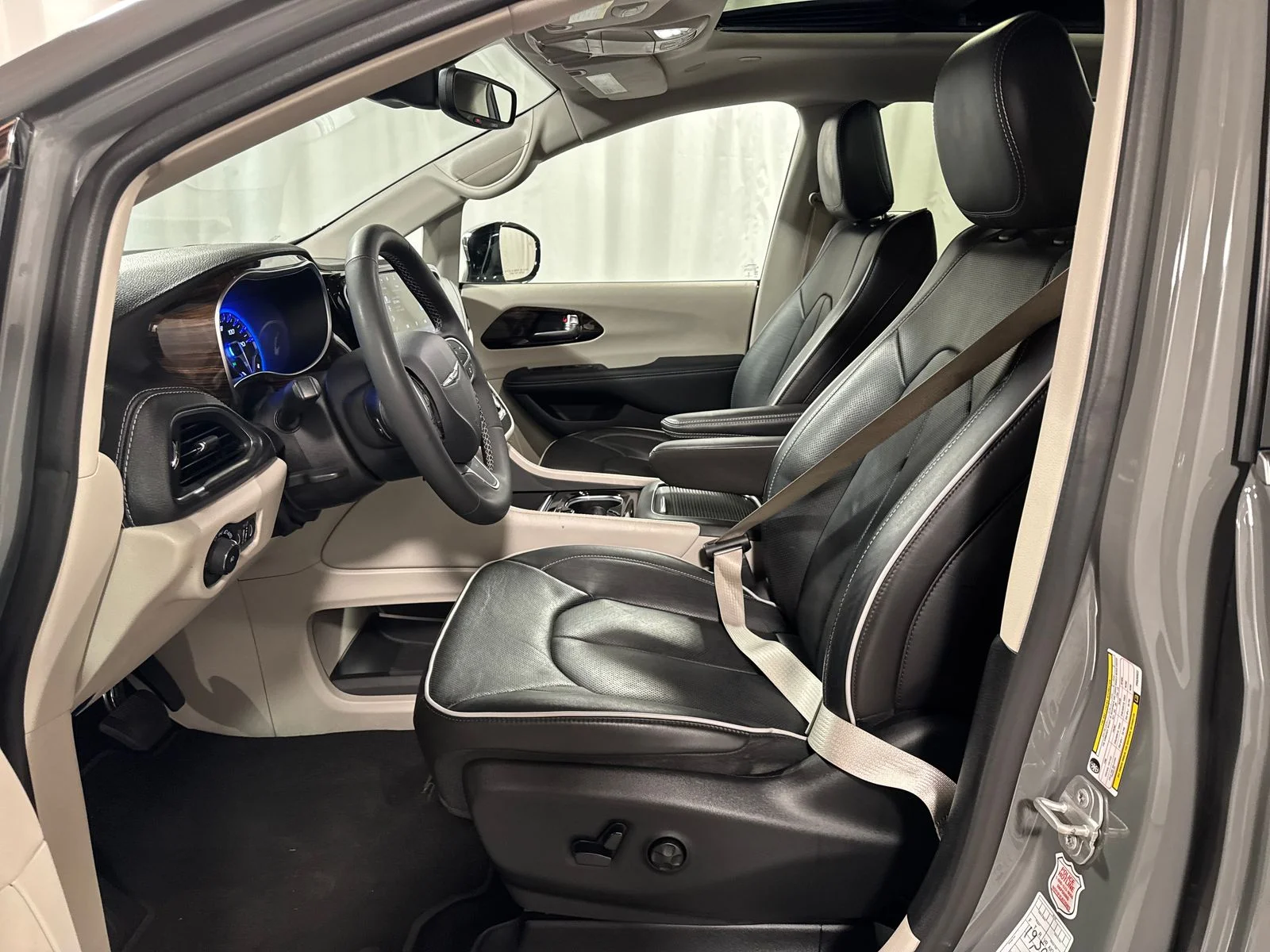 Used 2023 White Chrysler Limited image 3