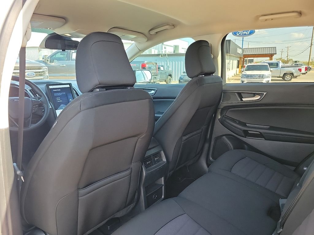 Used 2022 Oxford White Ford SE image 16