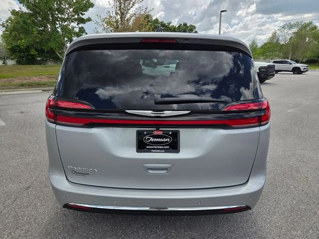 New 2026 Silver Mist Clear-Coat Exterior Paint Chrysler Select image 9