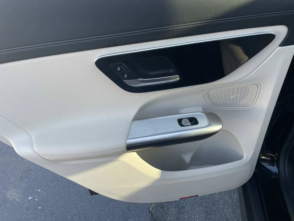 Used 2024  Mercedes-Benz GLC 300 image 12