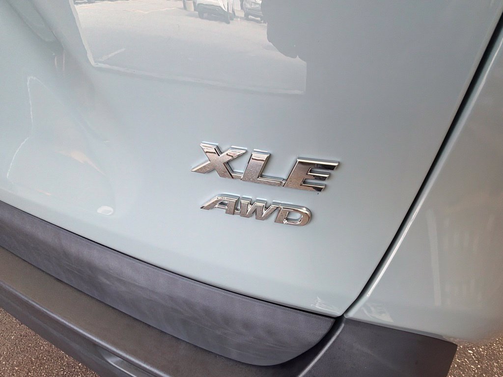 Used 2019  Toyota XLE image 24