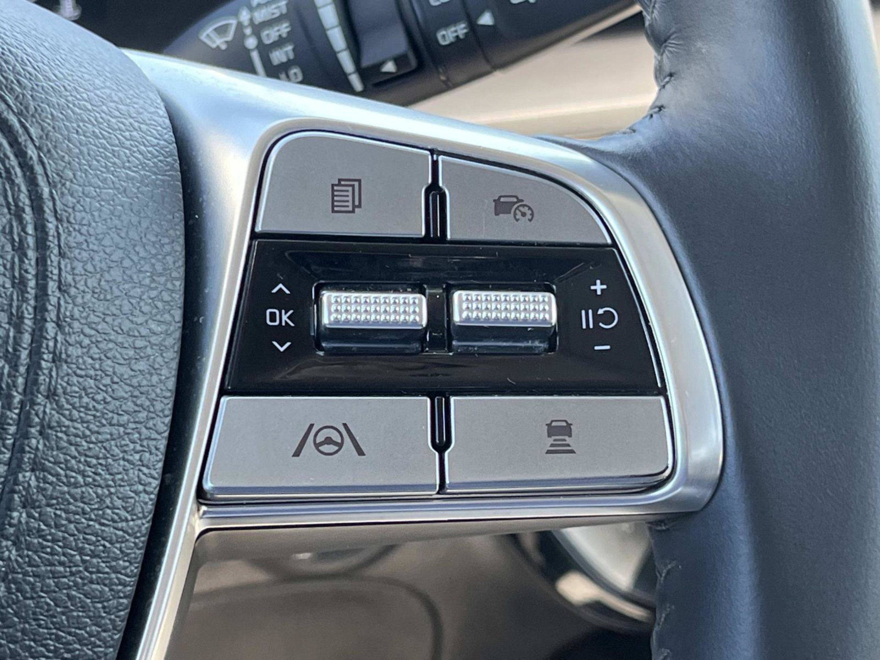 Used 2025 Glacial White Pearl Kia S image 35