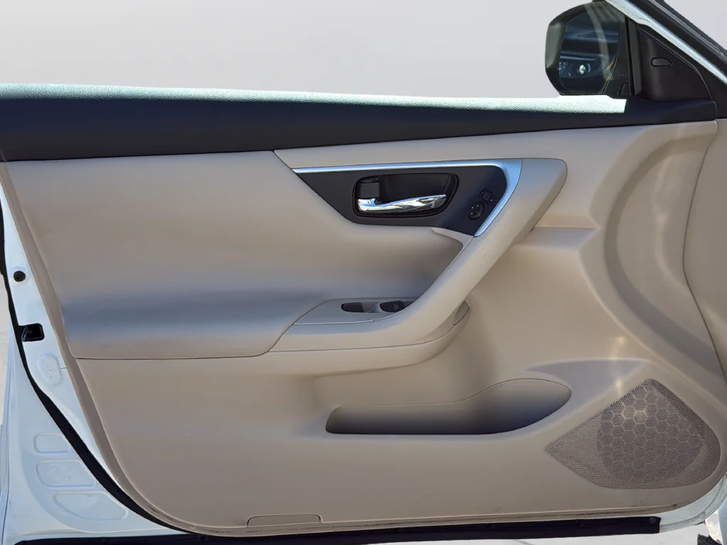 Used 2017 White Nissan 2.5 SV image 26
