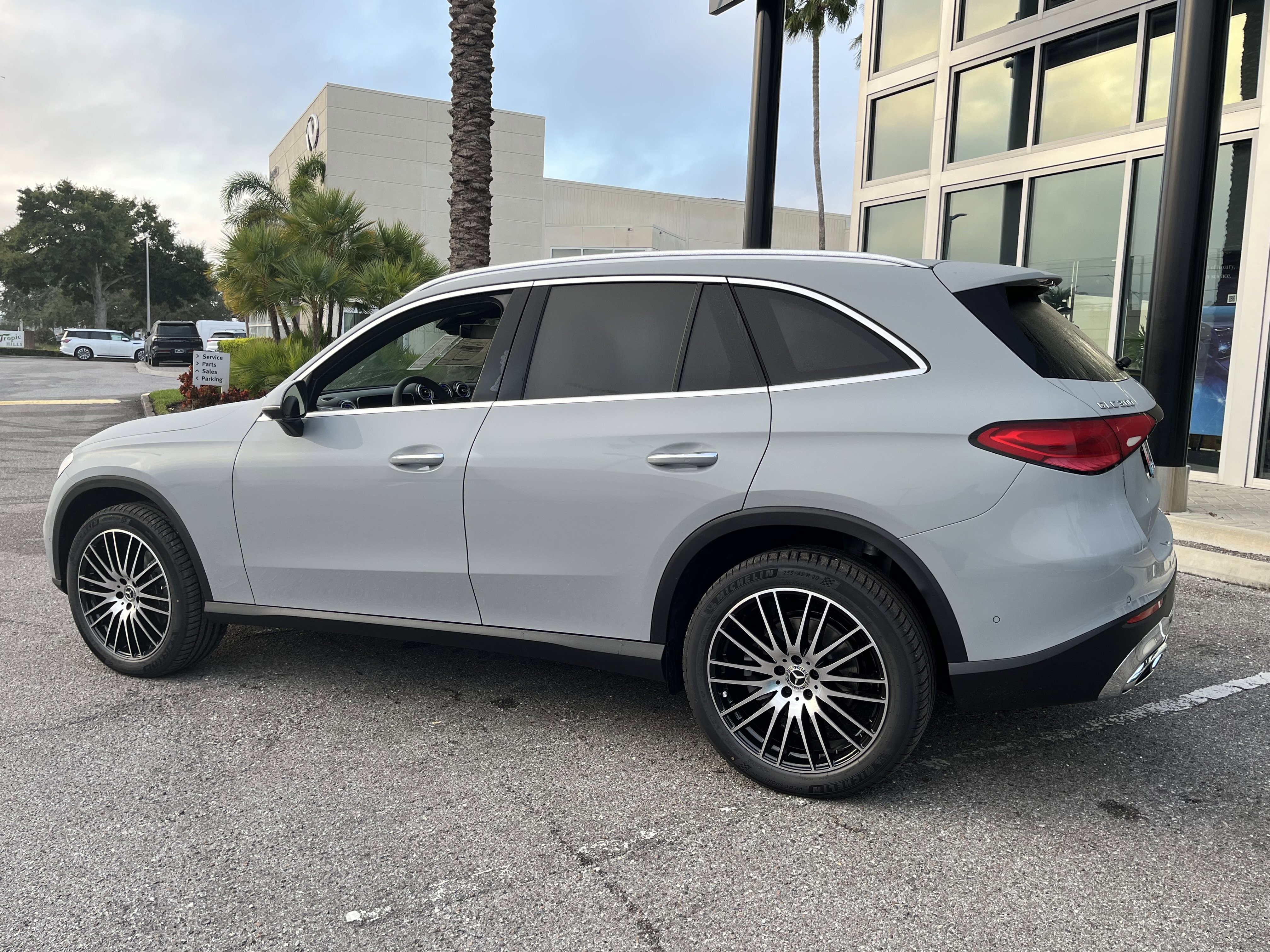 New 2026 MANUFAKTUR Alpine Grey Mercedes-Benz GLC 300 image 4