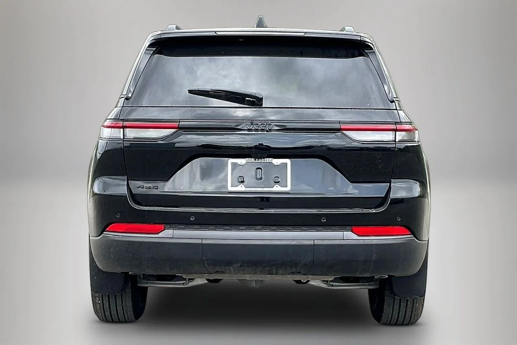 New 2026 Diamond Black Crystal Pearl-Coat Exterior Paint Jeep Altitude image 3