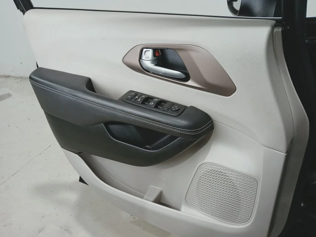 Used 2024 Black Chrysler LX image 31
