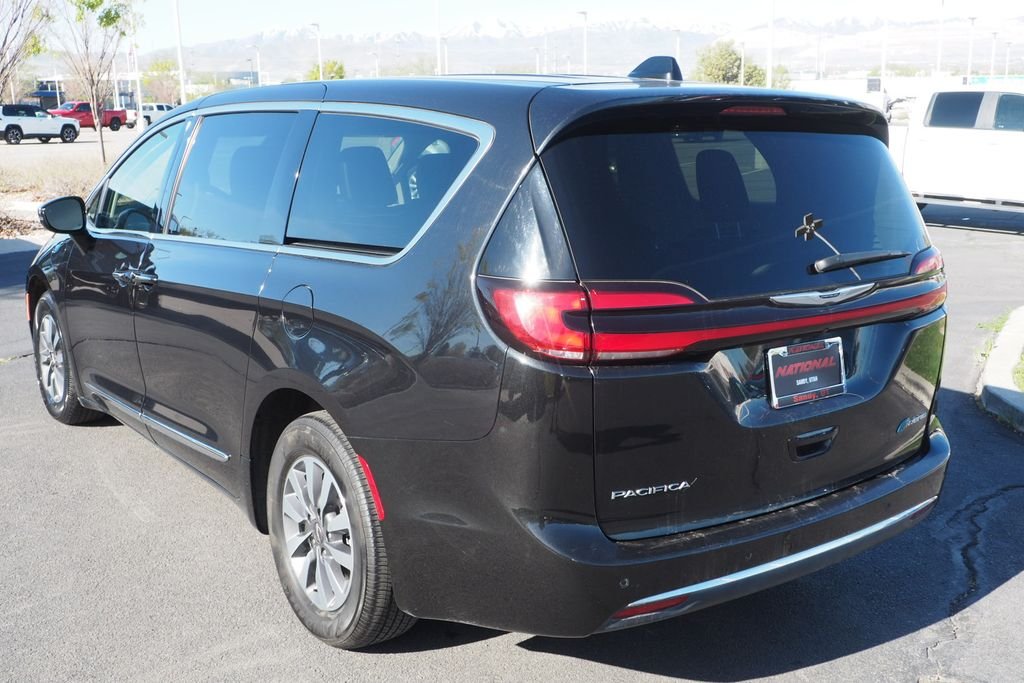 Used 2023 Black Chrysler Limited image 4