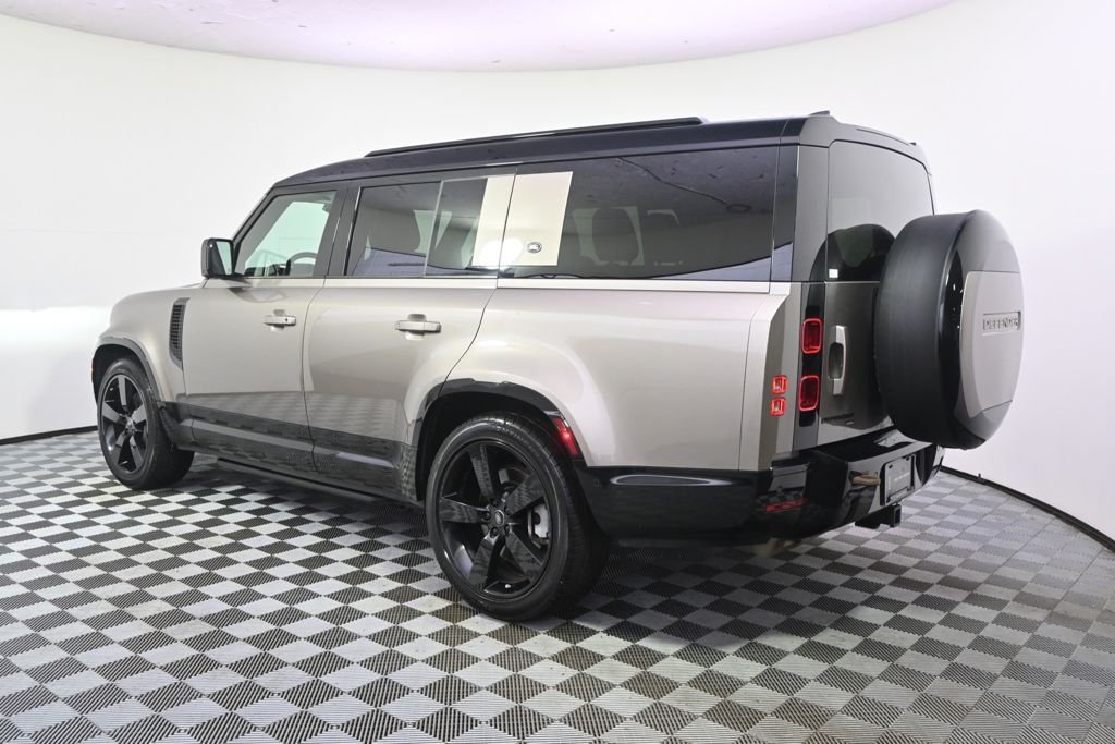 Used 2023  Land Rover X-Dynamic SE image 3