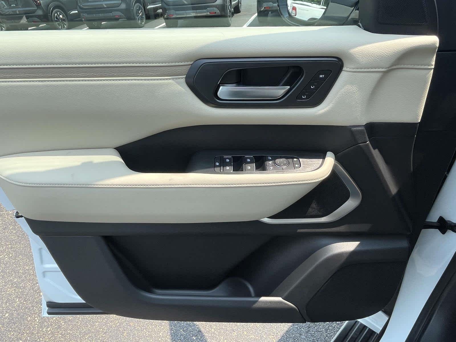 New 2026 Everest White Pearl Tricoat/Super Black Nissan Platinum Reserve image 29