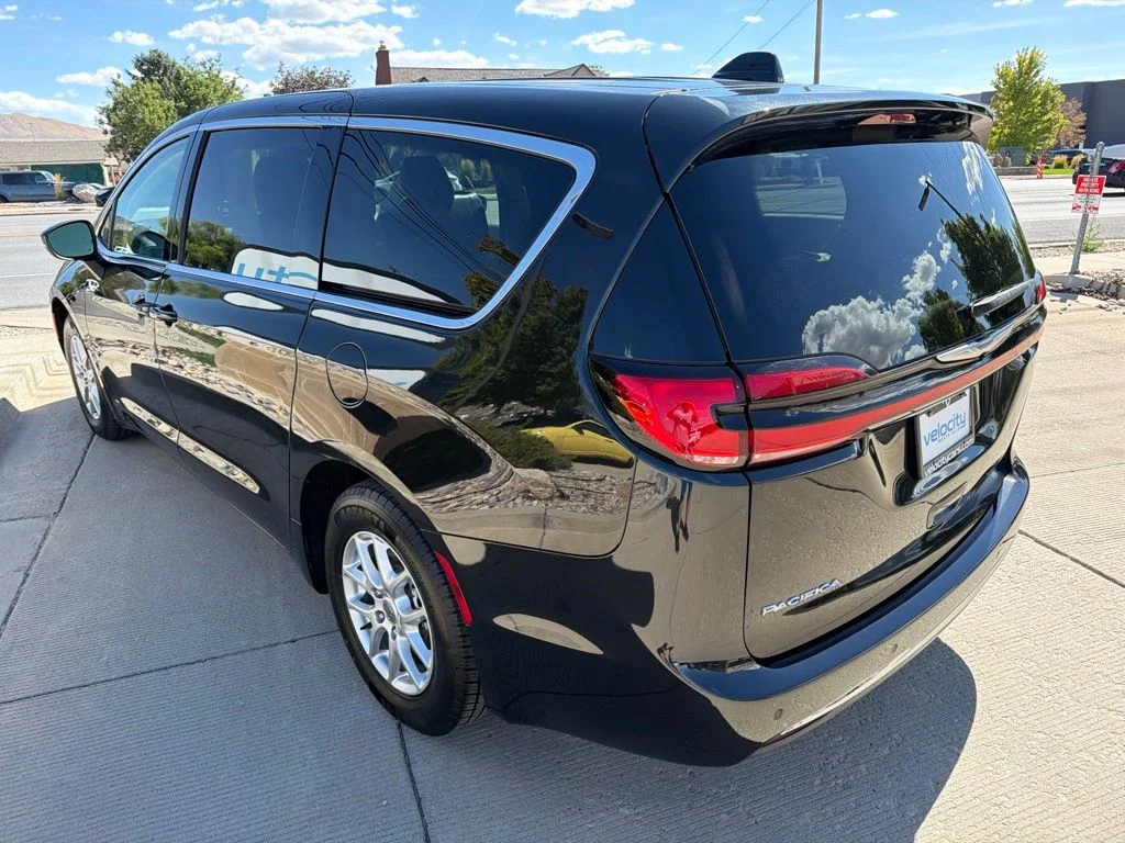 Used 2023 Black Chrysler Touring L image 5