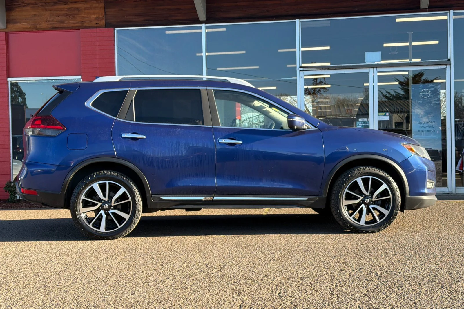 Used 2019 Caspian Blue Metallic Nissan SL image 3