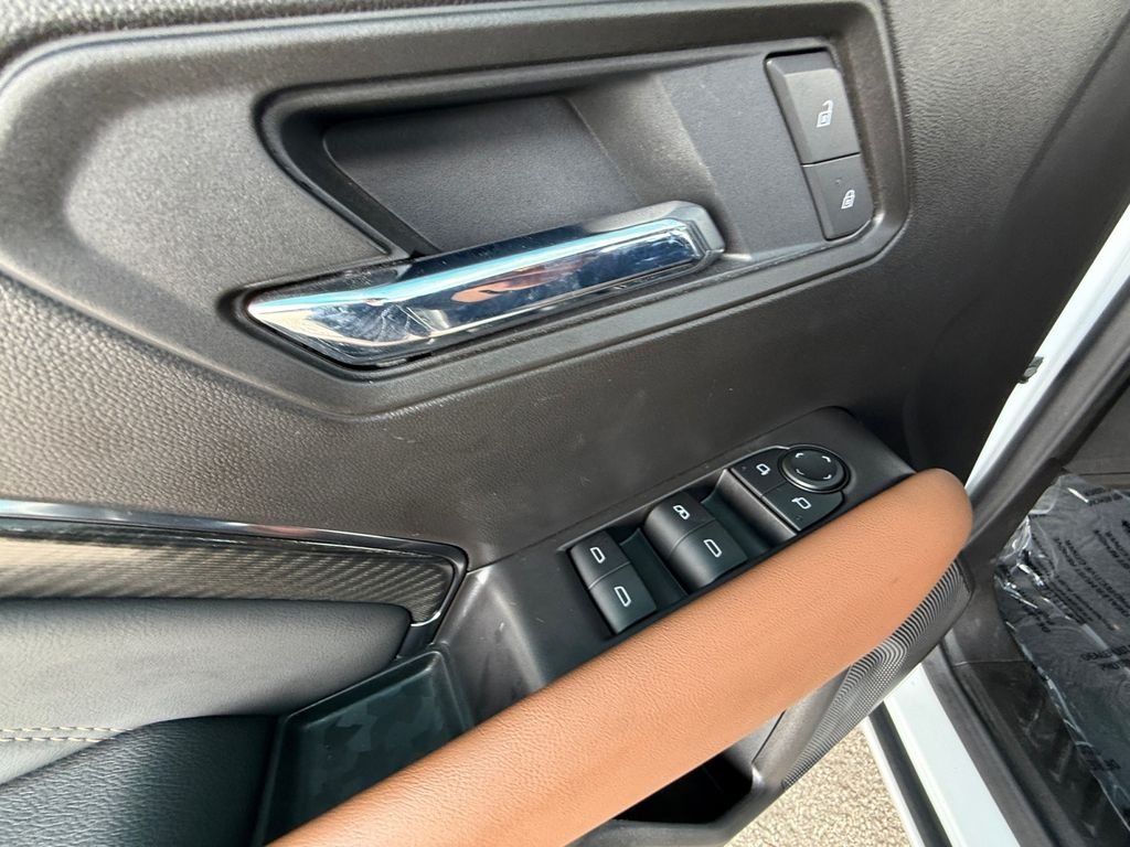 Used 2025 White GMC AT4 image 11