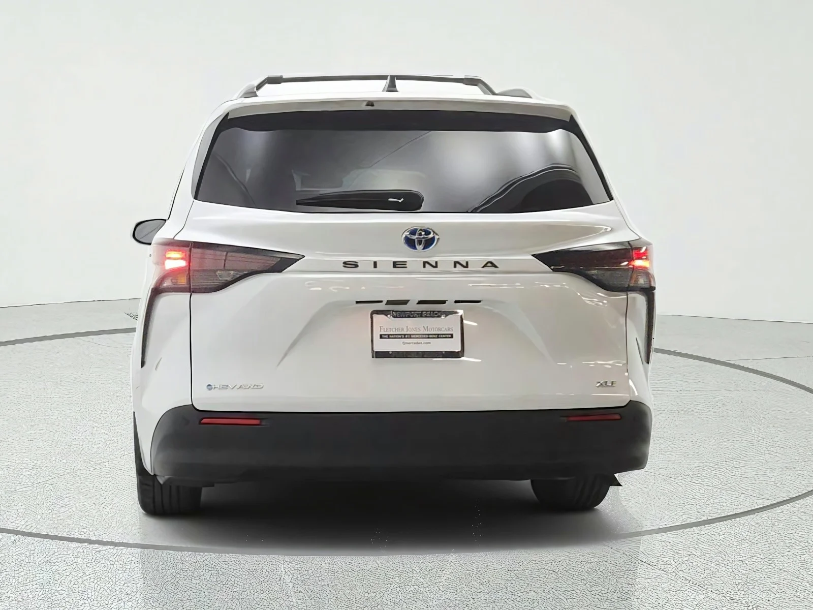 Used 2025 Wind Chill Pearl Toyota XLE AWD 7-Passenger (Natl) image 6