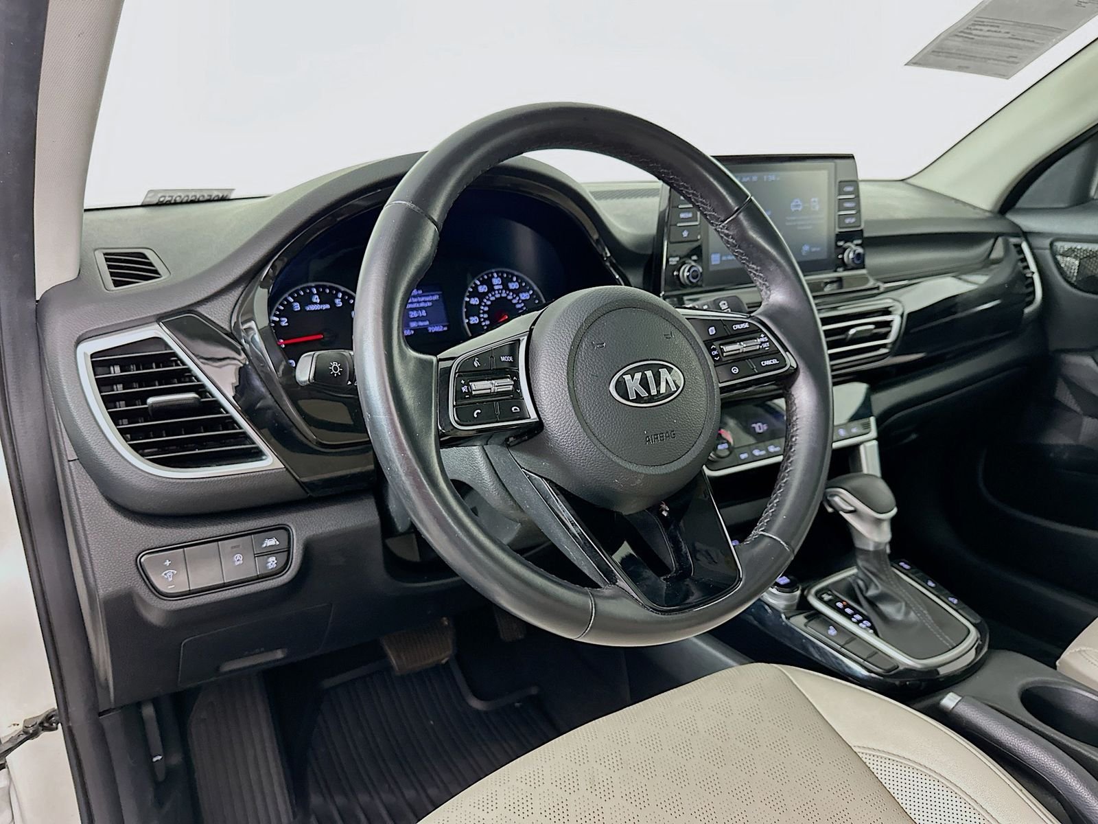 Used 2021 Snow White Pearl Kia EX image 9