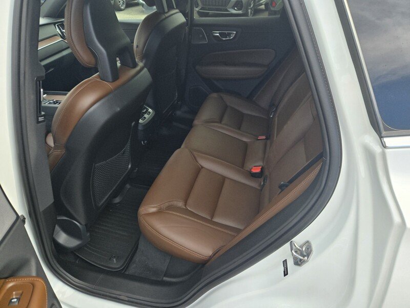 Used 2019 White Volvo T6 Inscription image 12