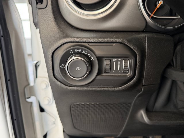 Used 2021 White Jeep Unlimited Sahara image 17