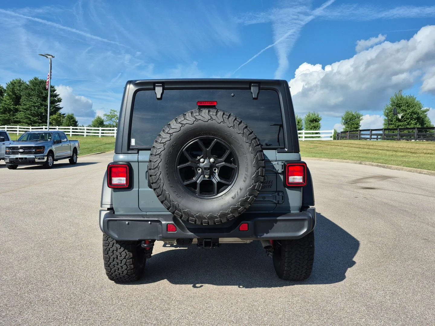 Used 2024 Gray Jeep 4-Door Willys 4x4 image 8