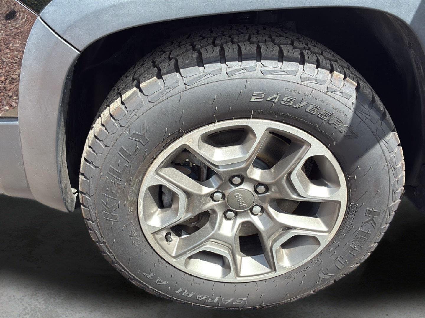 Used 2020 Diamond Black Crystal Pearlcoat Jeep Trailhawk image 12