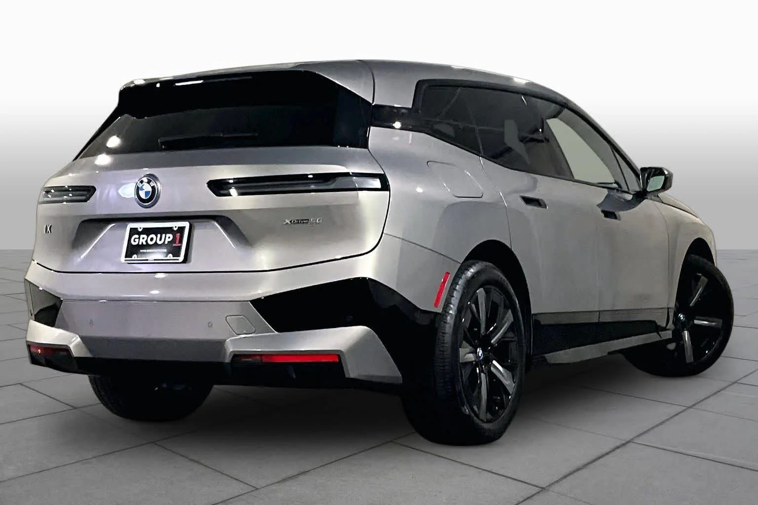 Used 2024 Oxide Grey Metallic BMW xDrive50 image 12