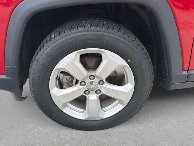 Used 2019 Red Jeep Latitude image 39