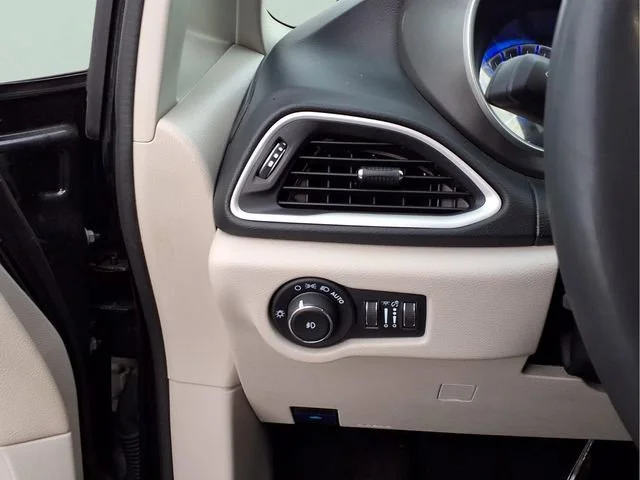 Used 2024  Chrysler Touring L image 11