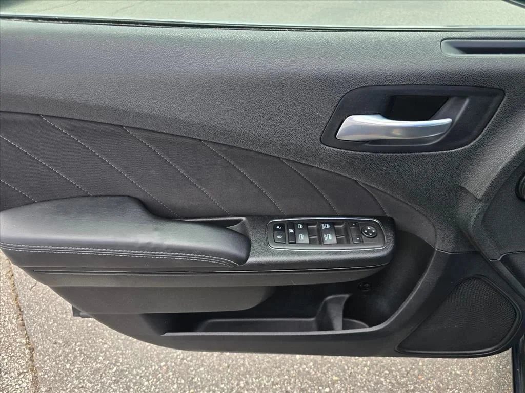 Used 2022 Black Dodge SXT image 9