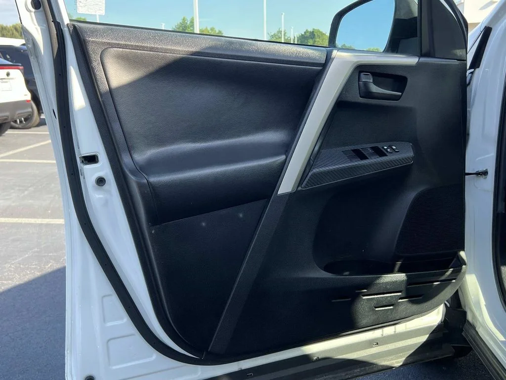 Used 2015 White Toyota LE image 16