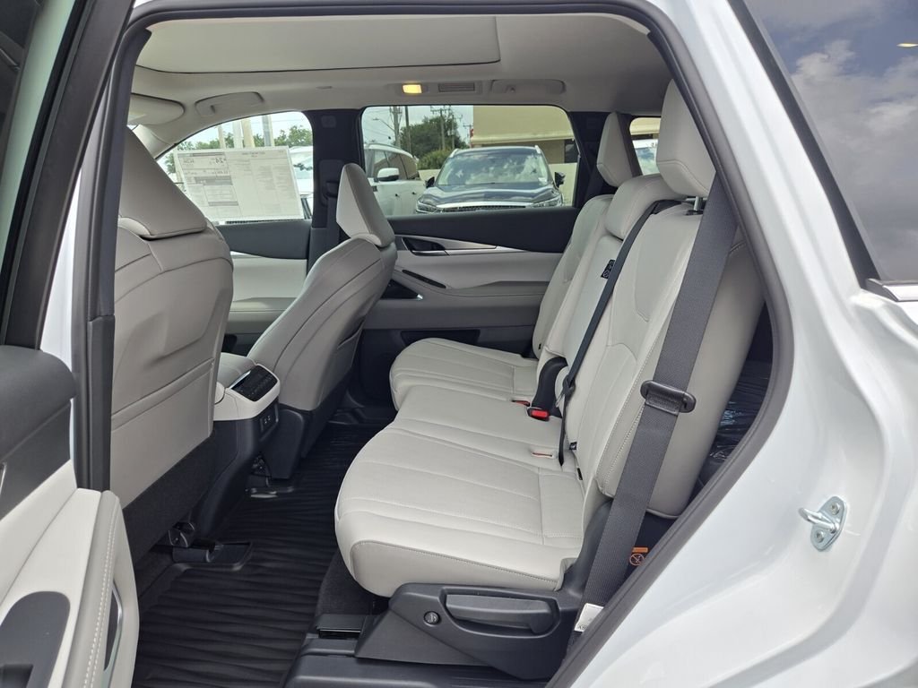 New 2027 RADIANT WHITE INFINITI Luxe FWD image 14
