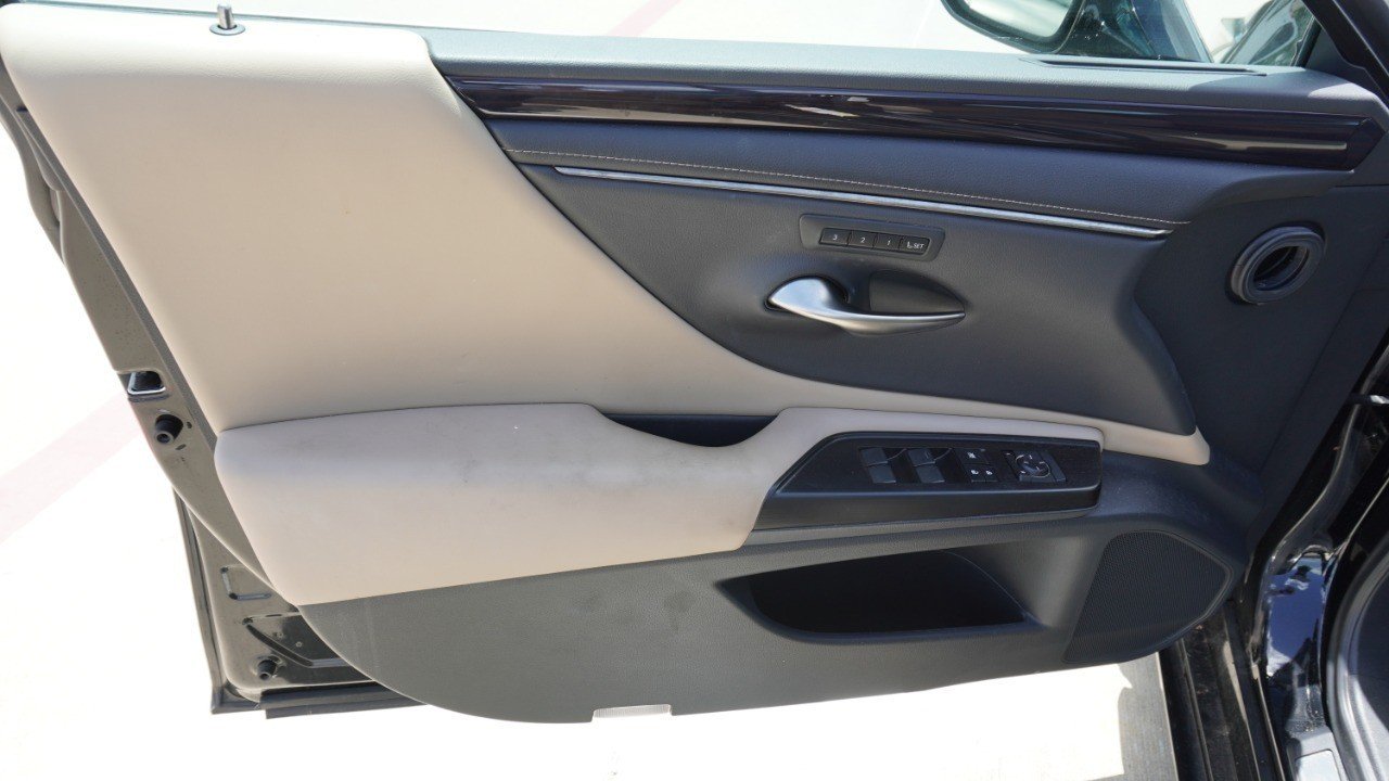 Used 2019 Black Lexus ES 350 image 16
