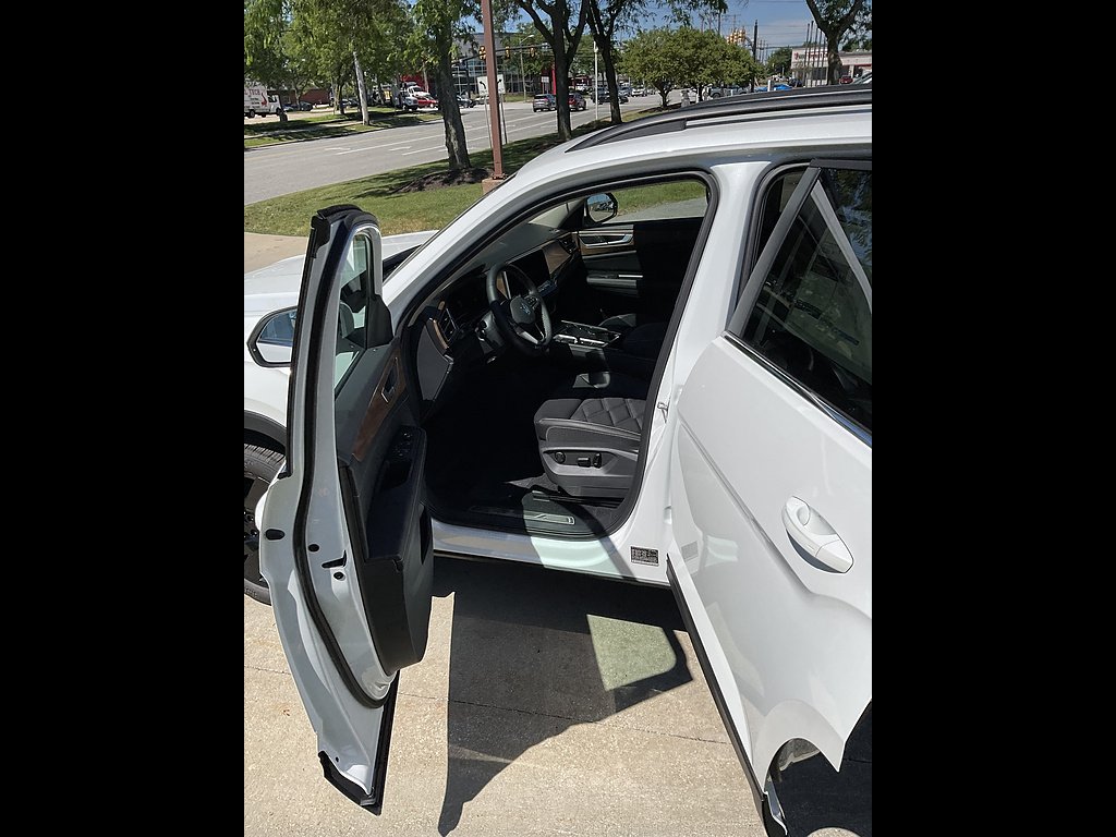 New 2026 Opal White Pearl Volkswagen SE 4Motion image 7