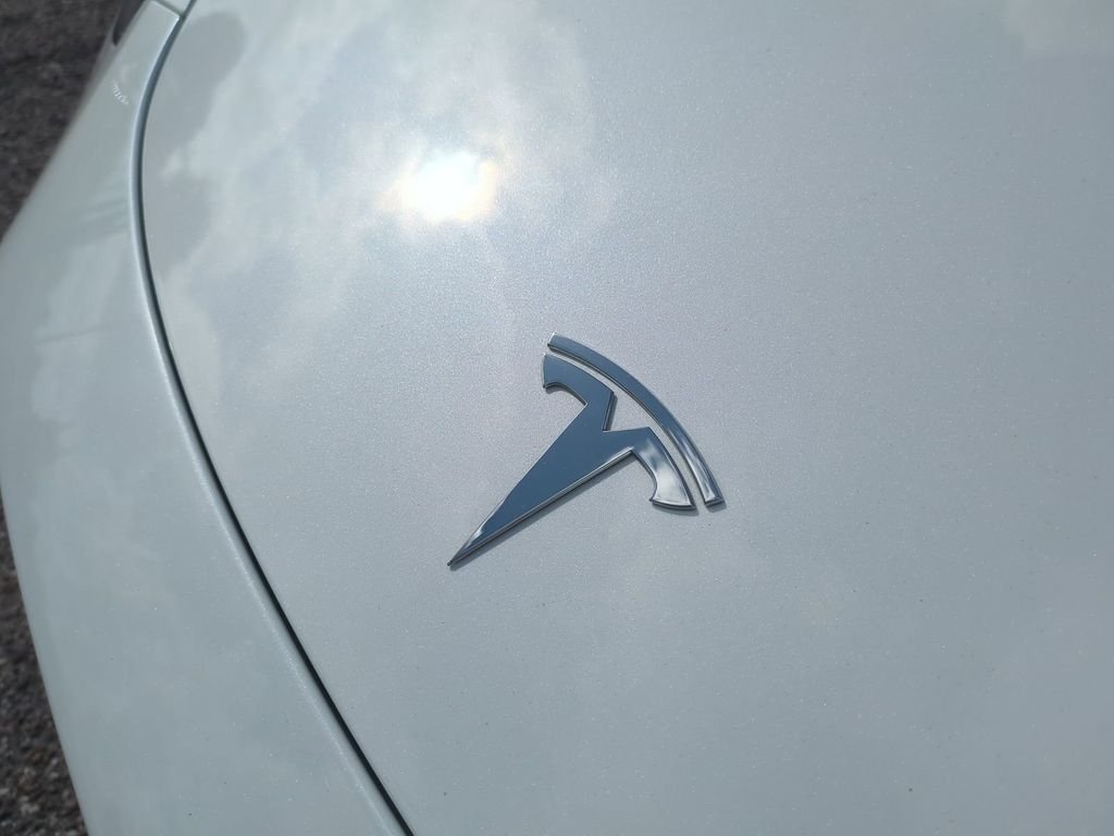 2024 Tesla Model Y Long Range - Photo 13