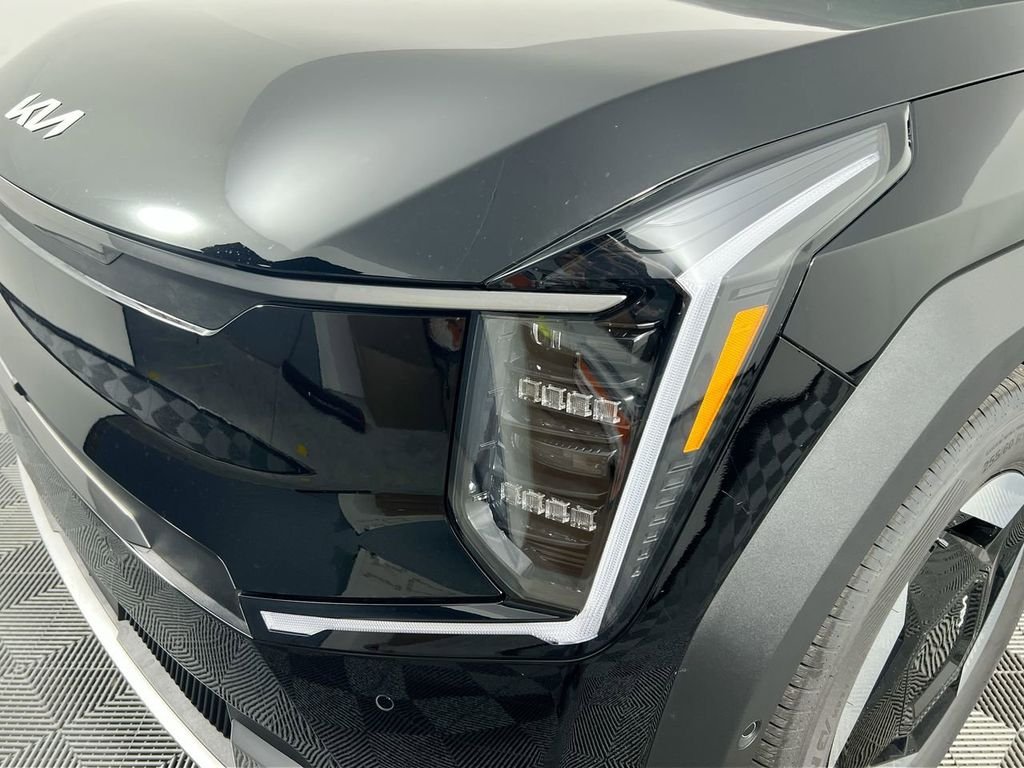 New 2026 Ebony Black Kia Wind AWD image 10