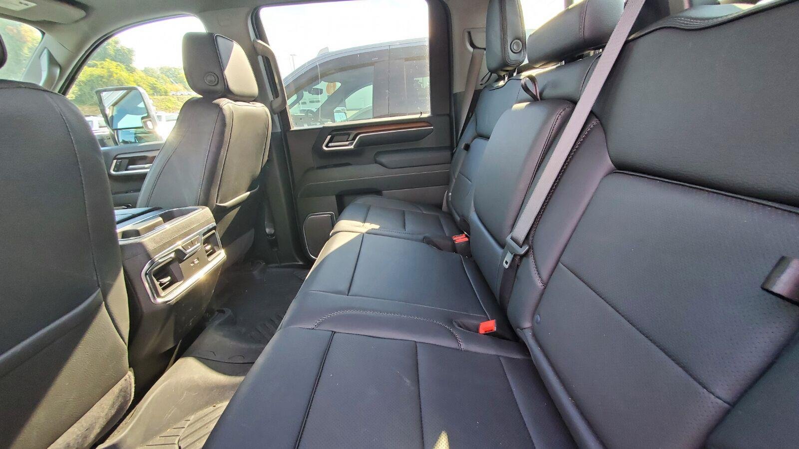 Used 2025 Sterling Metallic GMC Denali image 5