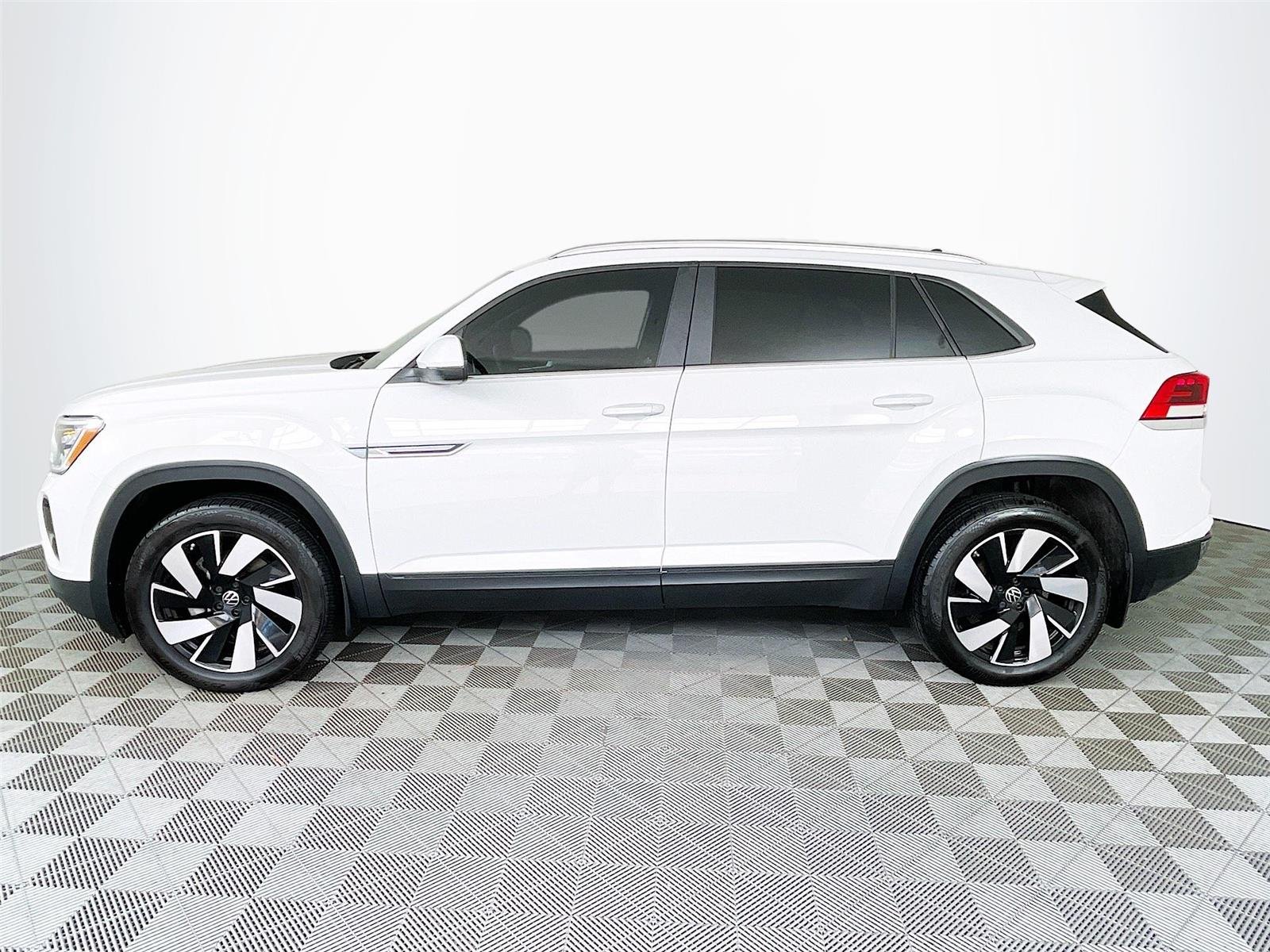 Used 2024 WHITE VOLKSWAGEN SE image 4