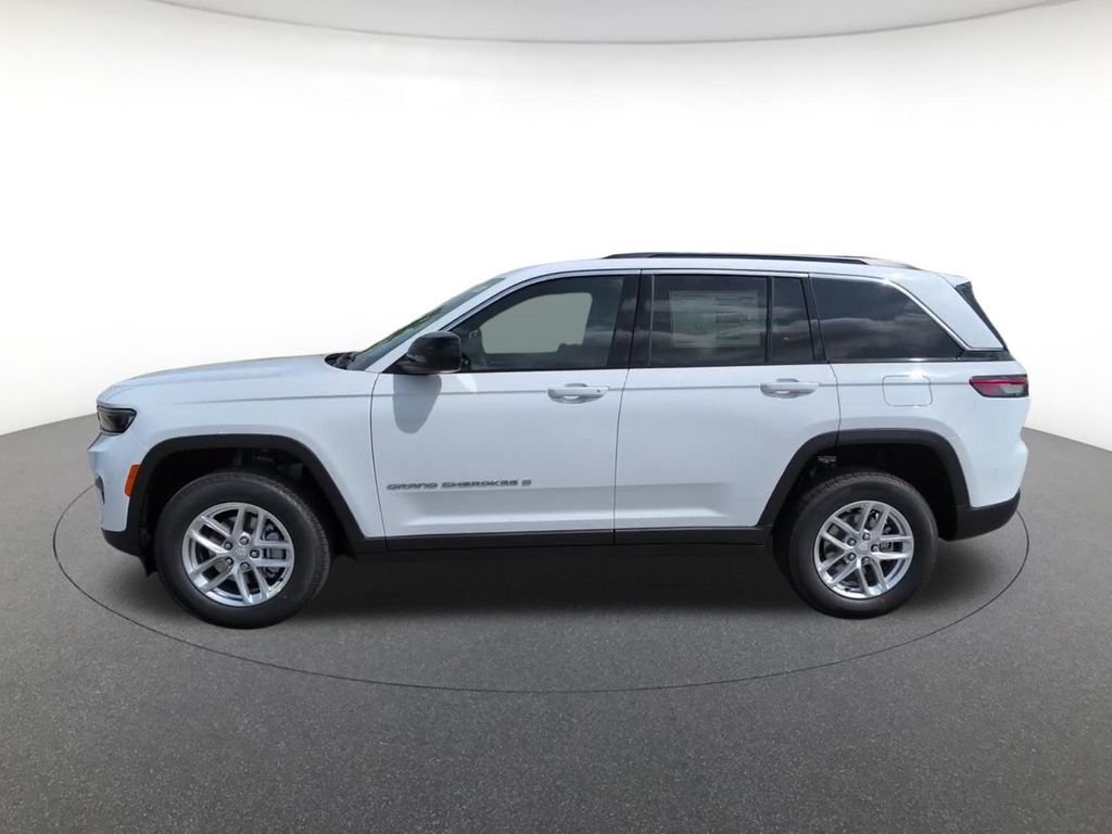 New 2026 Bright White Clear-Coat Exterior Paint Jeep Laredo X image 14