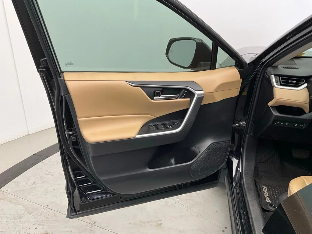 Used 2019 Black Toyota XLE Premium image 17