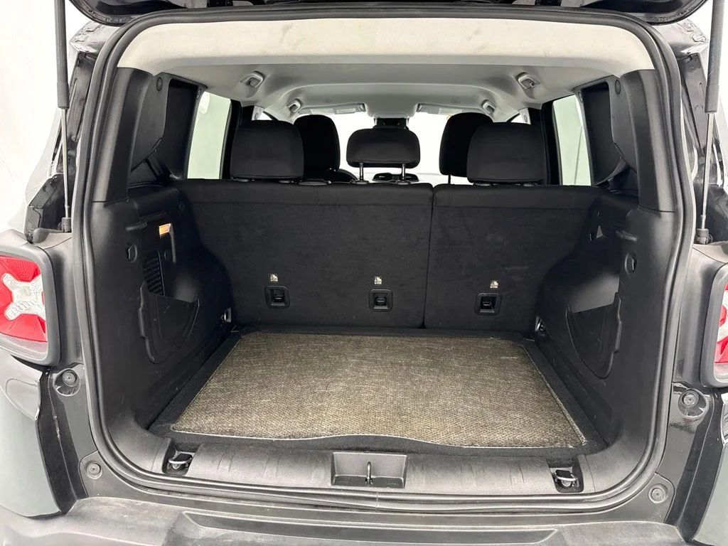Used 2023 Black Jeep Latitude image 9